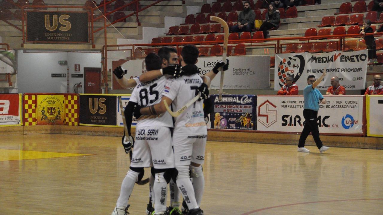 L'esultanza dei giocatori del Cgc dopo uno dei gol con cui i bianconeri hanno espugnato Bassano (foto Paola Benedetti)