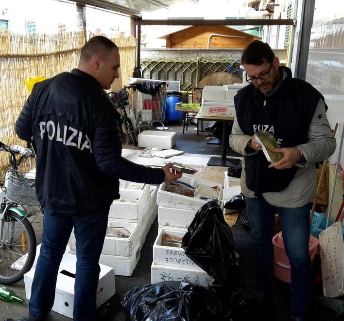 Carne e pesce tenuti male nella rosticceria