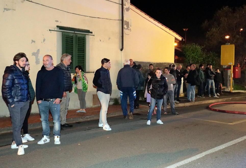 Fiamme ed esplosioni in mezzo alle abitazioni 