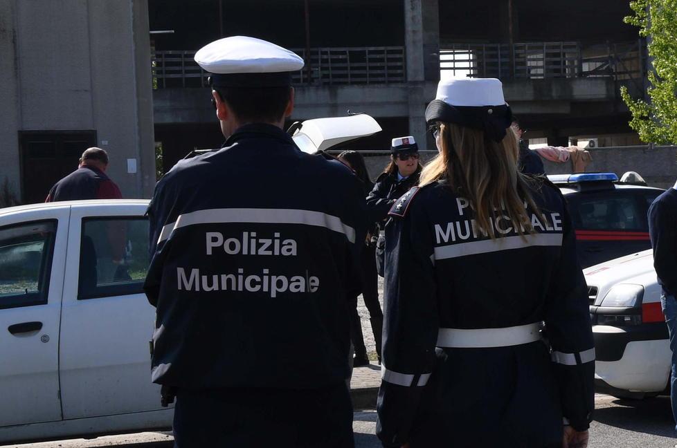 Rifiuti ammassati a casa ordinanza di rimozione 