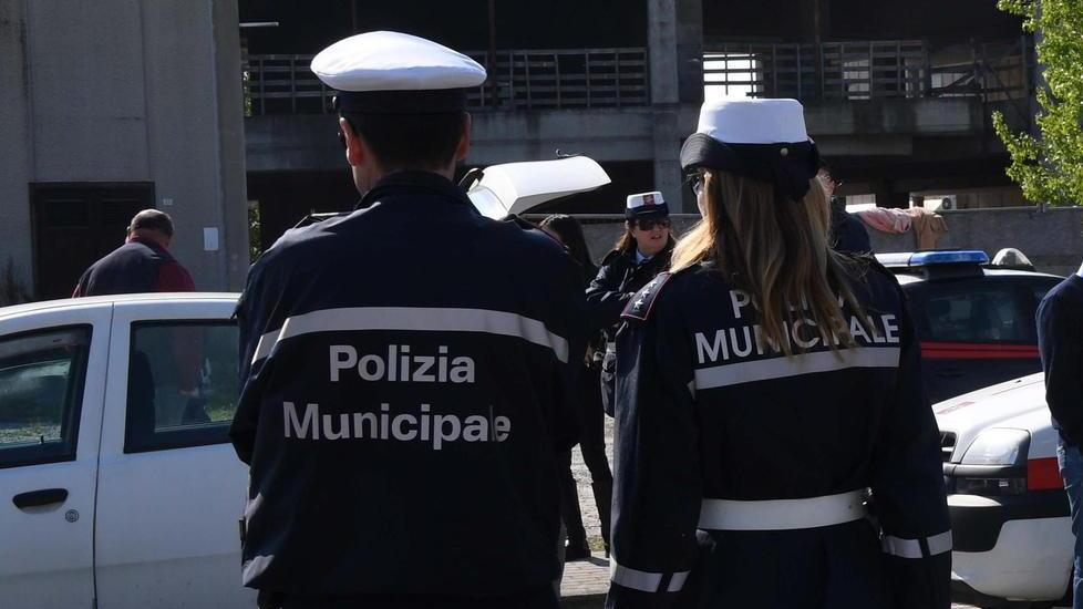 Rifiuti ammassati a casa ordinanza di rimozione