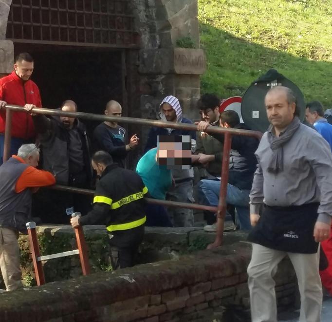 Cade nel fosso Salvata dai Vigili del fuoco