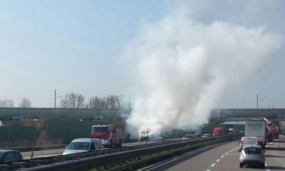 Furgone in fiamme in tangenziale
