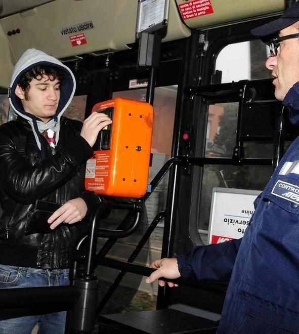 Contro gli evasori sui bus spunta l’ipotesi tornelli 