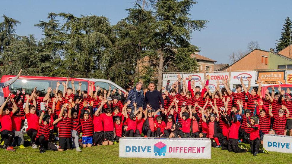 Car Server consegna due pulmini per il settore giovanile dei Diavoli