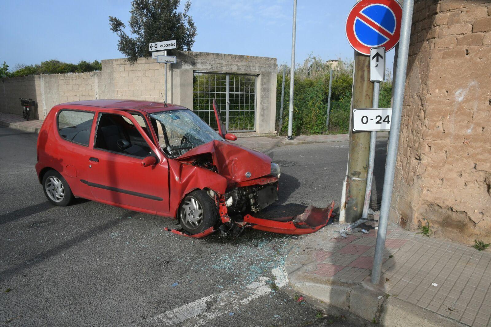 Baratili San Pietro, con l'auto si schianta contro un palo: 22enne grave 
