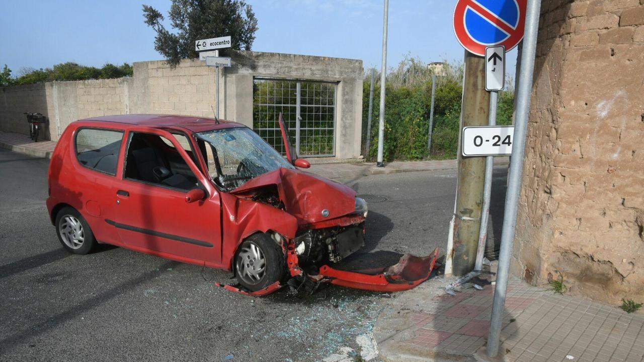Baratili San Pietro, con l'auto si schianta contro un palo: 22enne grave 
