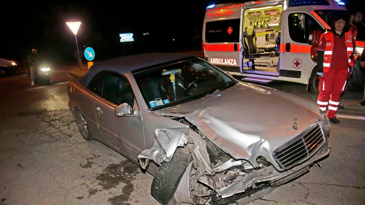 Abbatte un palo, investe contromano due motociclisti e tenta la fuga: denunciato