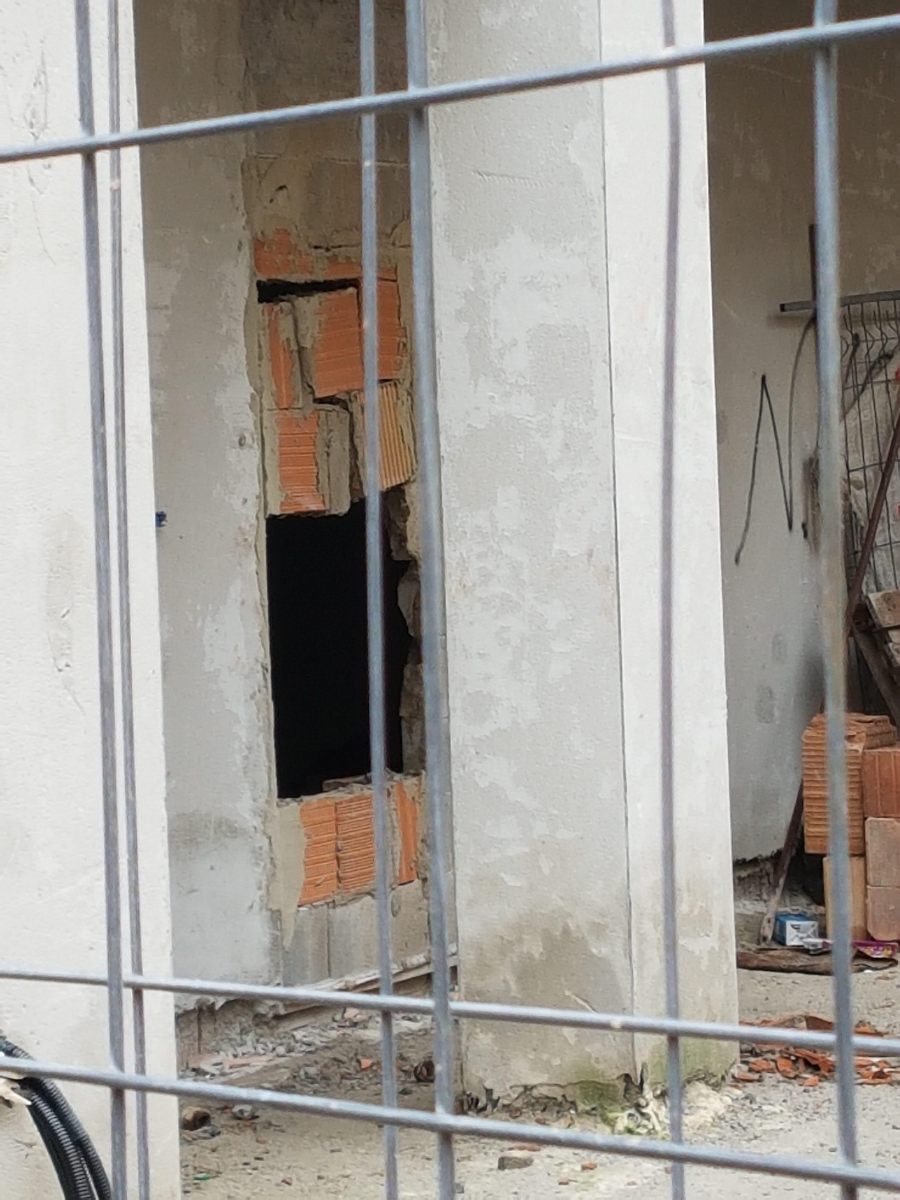 Il muro di nuovo spaccato in via Fucini