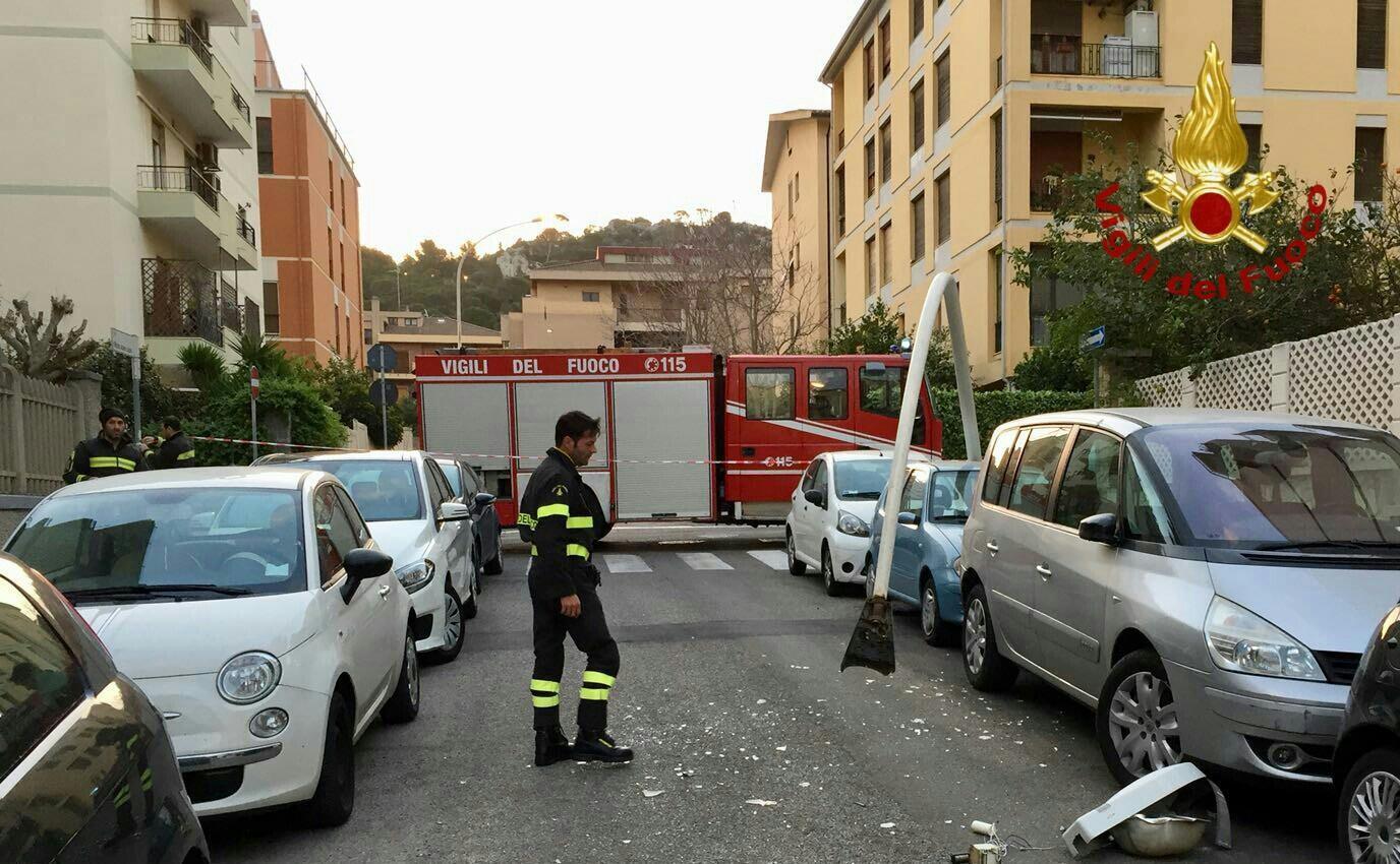 Il palo caduto sulle auto (foto Mario Rosas)