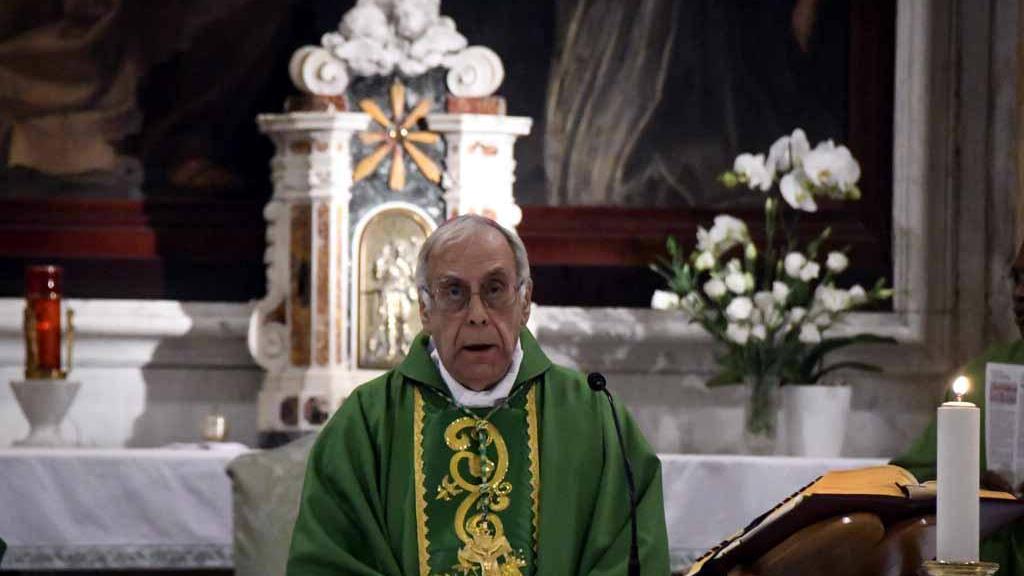Caso Don Euro, il prete intercettato con il vescovo: «Guarda che se parlo io...» - Video