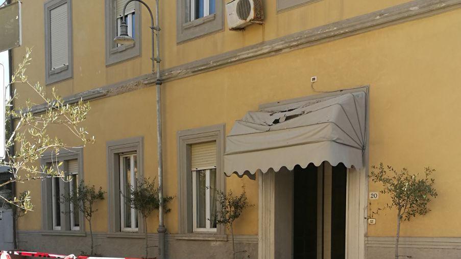 L'hotel dal quale sono caduti pezzi di cornicione