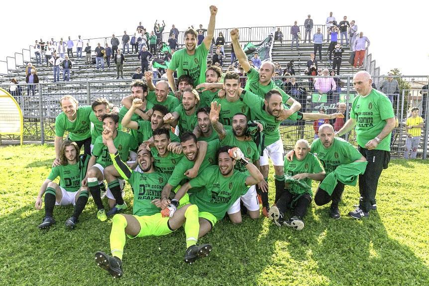 I festeggiamenti dei giocatori dell'Aglianese (foto Gori)