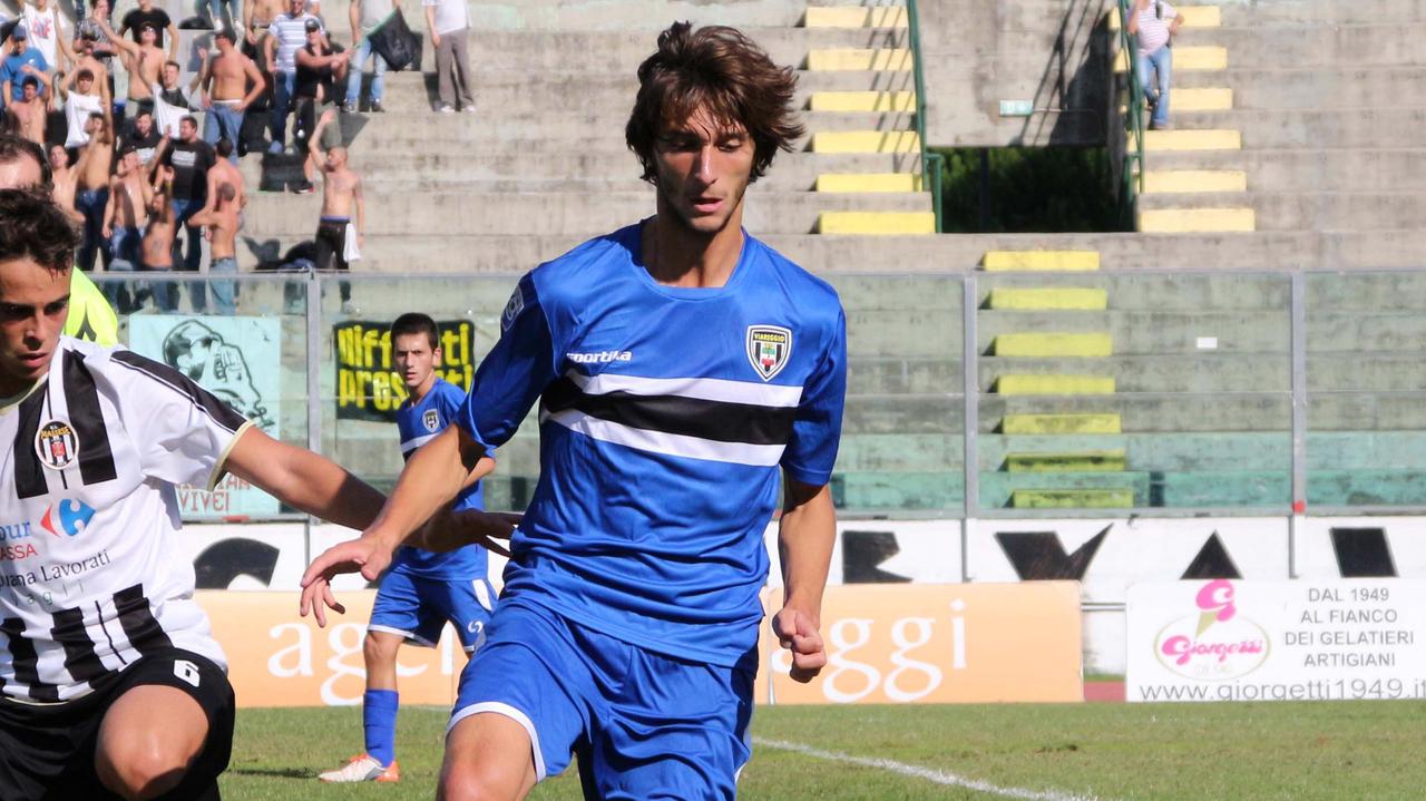 Papi (Viareggio) in azione: suo il gol del momentaneo vantaggio bianconero a Massa (foto d'archivio)