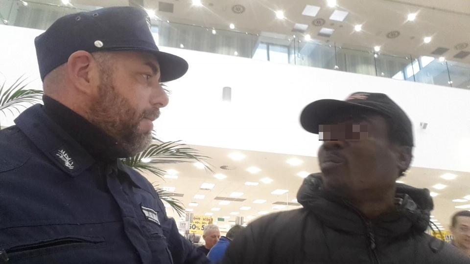 La guardia giurata David Malvolti insieme all'uomo fermato