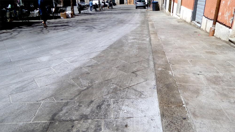 Sassari, piazza Tola sporcata dall’olio di un camion: il Comune corre ai ripari