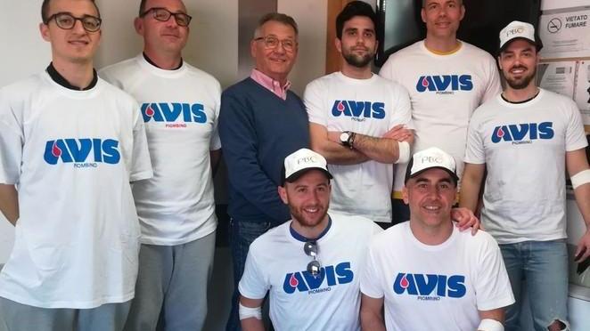 Atleti e dirigenti del Piombino Basket a Villamarina per donare sangue