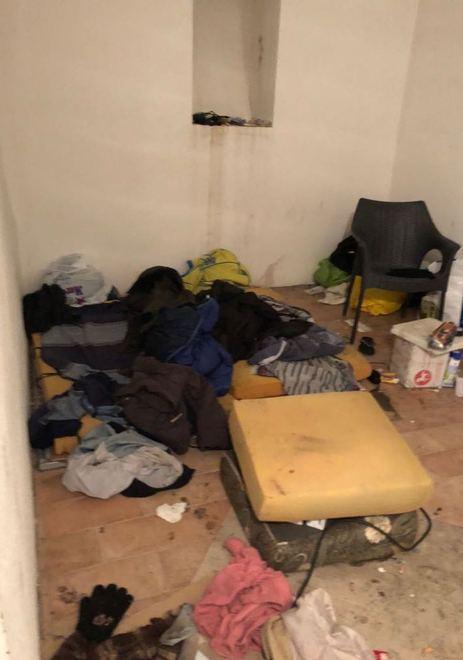 Dormitorio abusivo accanto al Duomo con sporco e degrado 