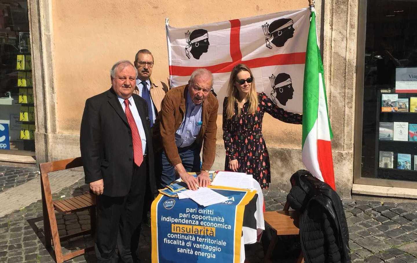 Mario Segni firma a Roma