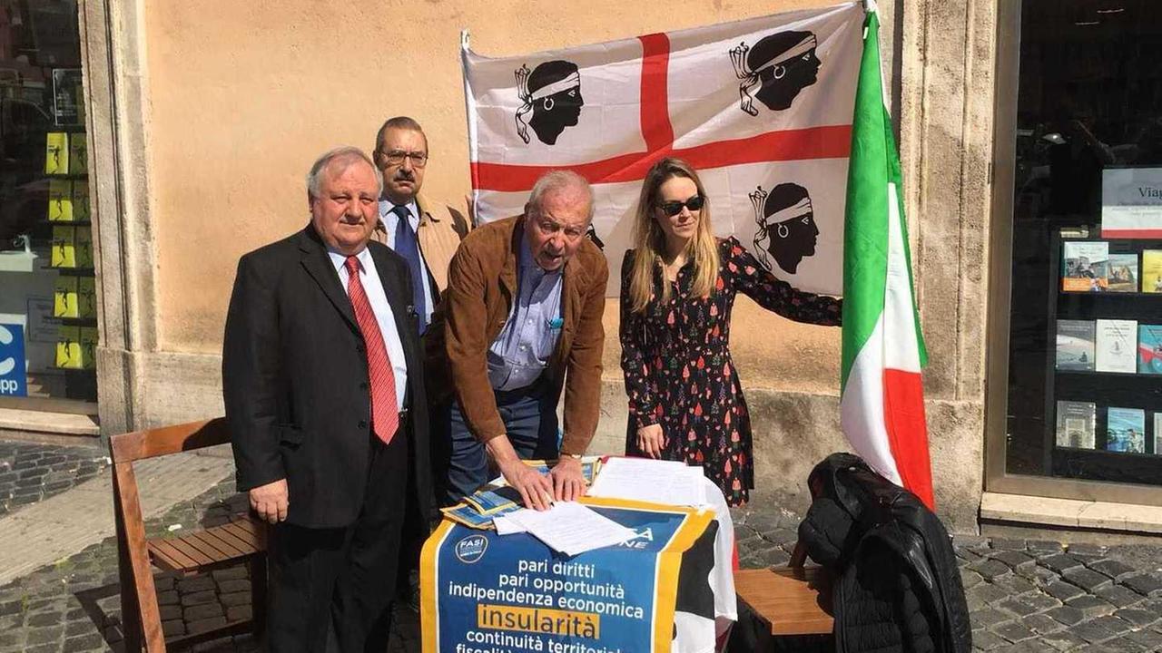 Mario Segni firma a Roma