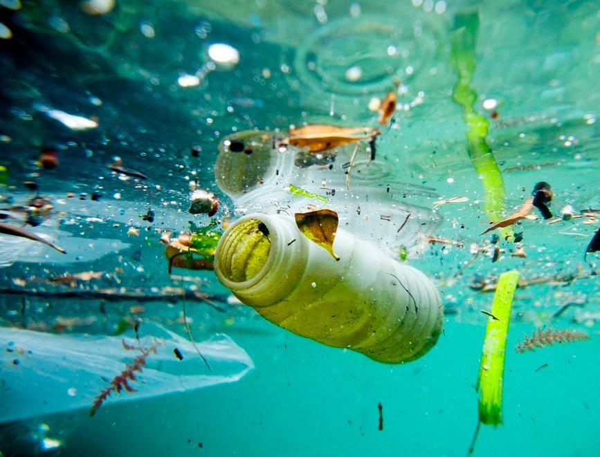 Il mare sardo chiede aiuto: è soffocato dalla plastica 