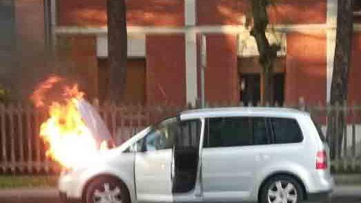 Macchina a fuoco in via Turri per un corto circuito