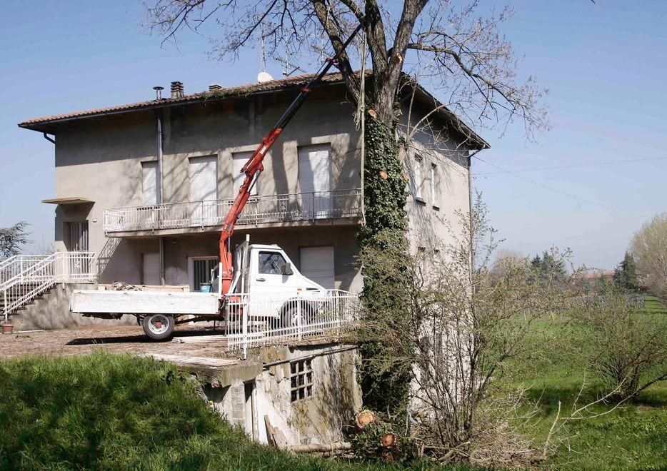 Cade dalla gru e si ferisce in modo grave 