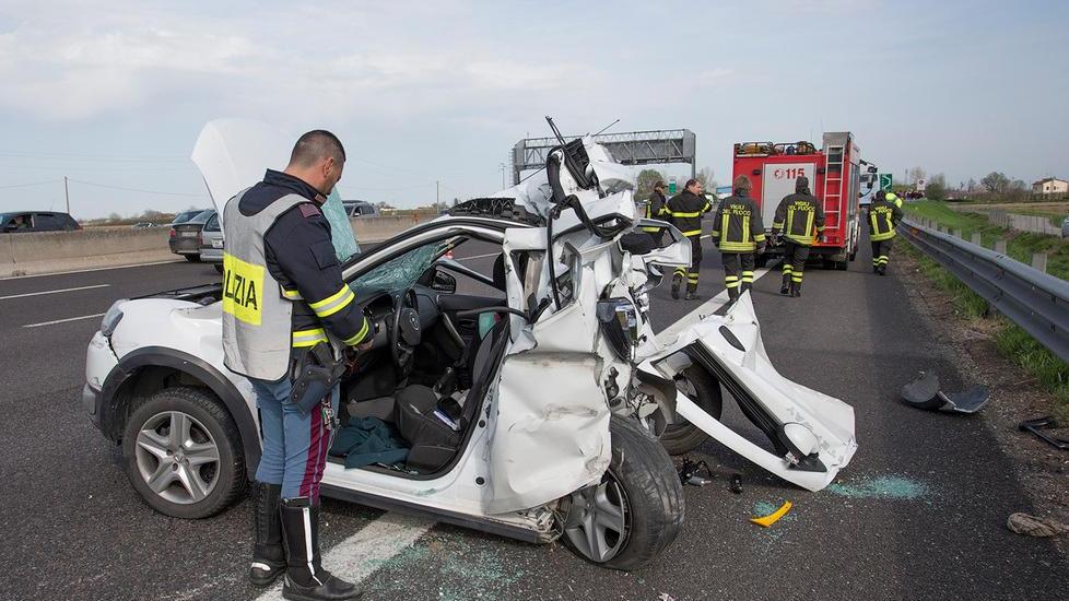 Modena Sud: Pullman tampona auto in panne Mamma e figlia restano ferite