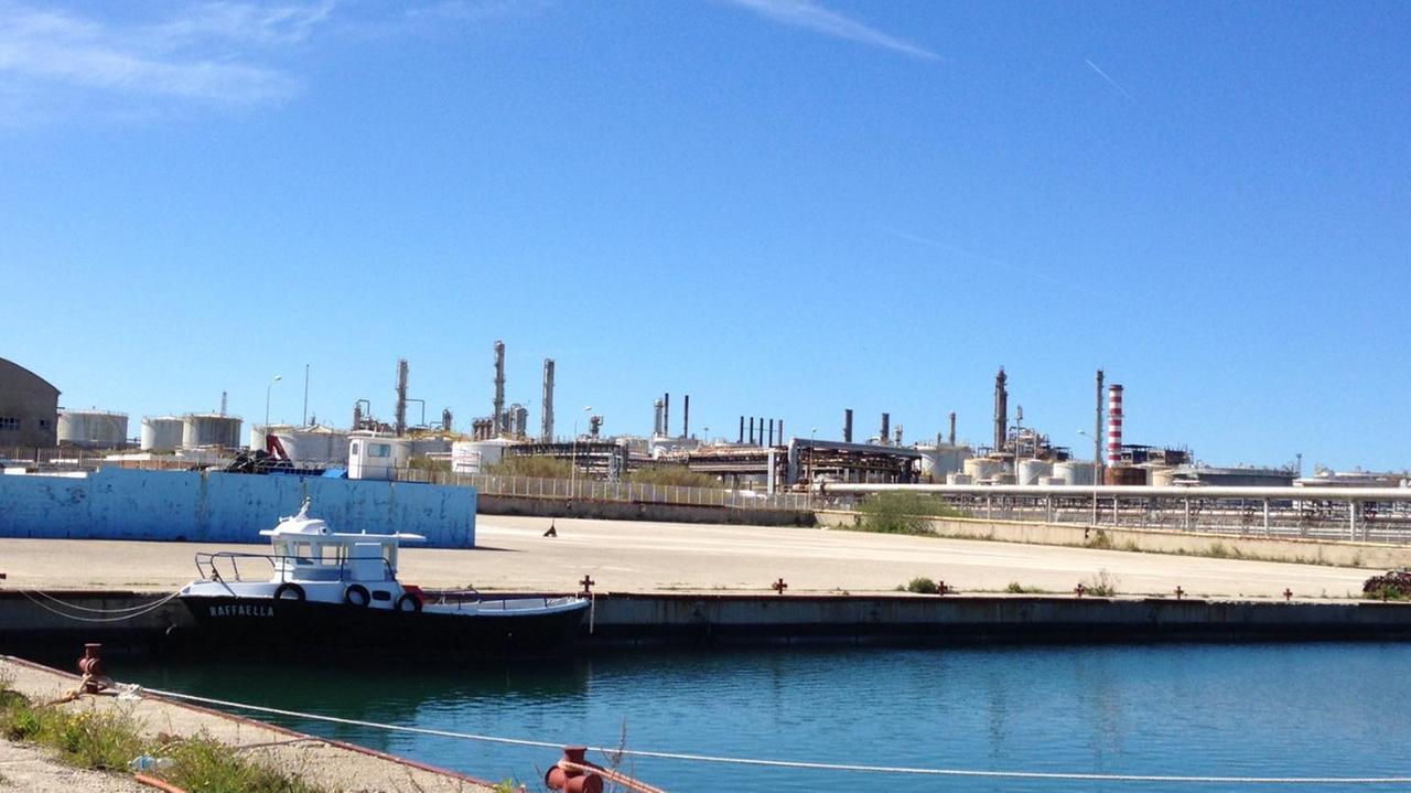 Il porto industriale di Porto Torres e sullo sfondo il Petrolchimico
