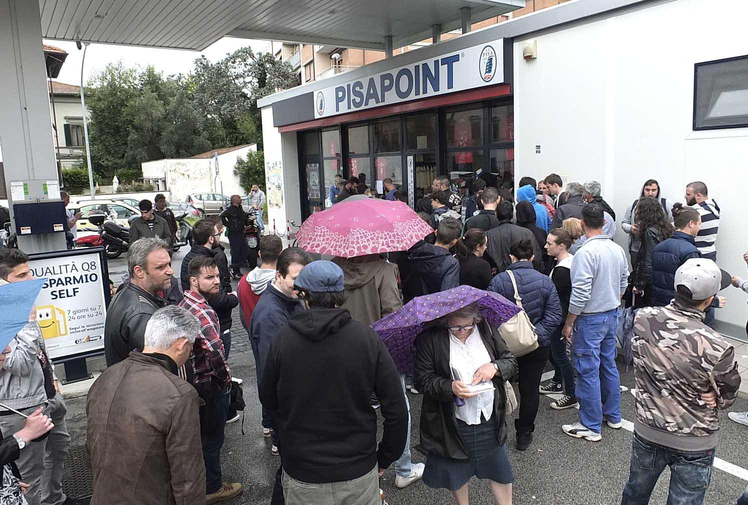 Una coda al Pisa Point prima della sfida col Foggia (foto d'archivio)