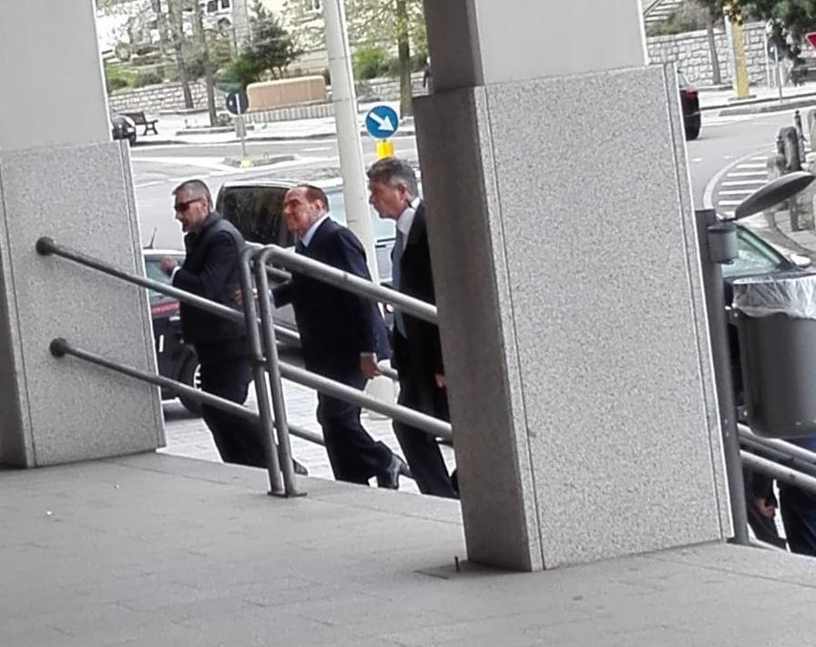 Berlusconi arriva in tribunale a Tempio