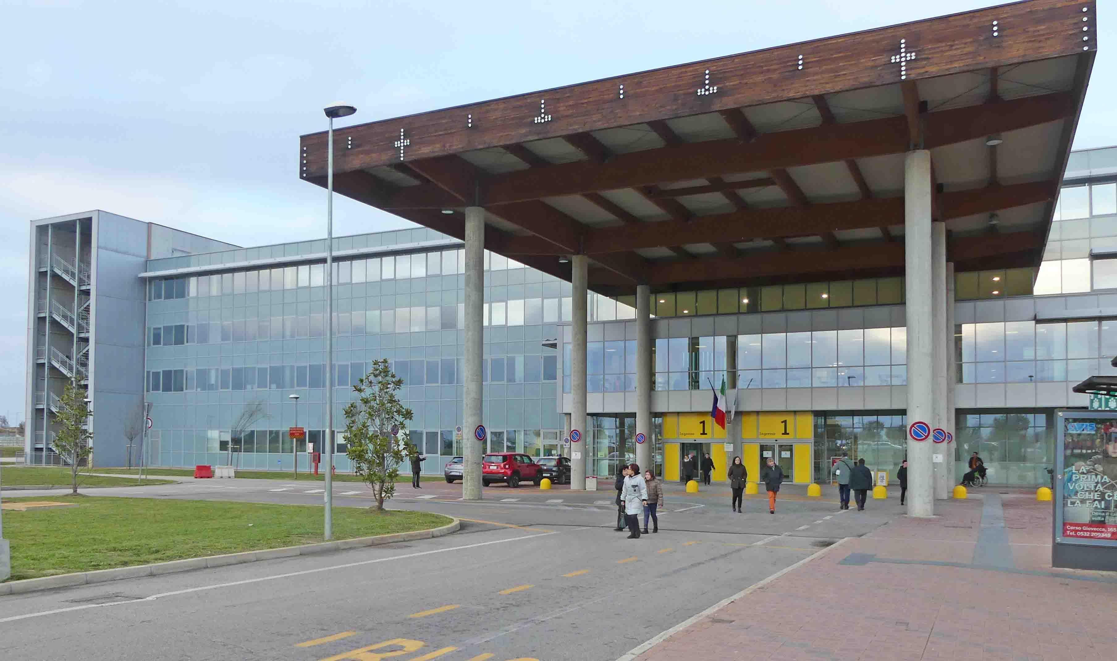 L'ingresso dell'ospedale Sant'Anna di Cona