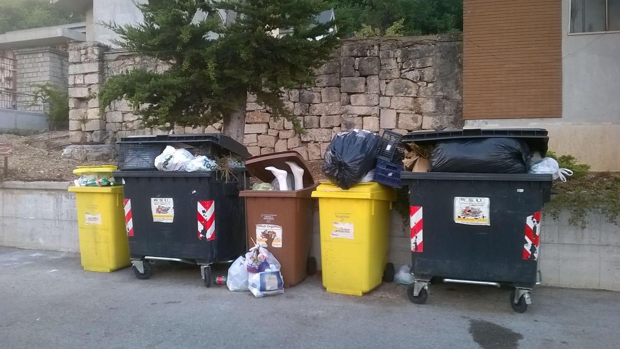 Carpi: «C’è un cadavere nel cassonetto», è un manichino