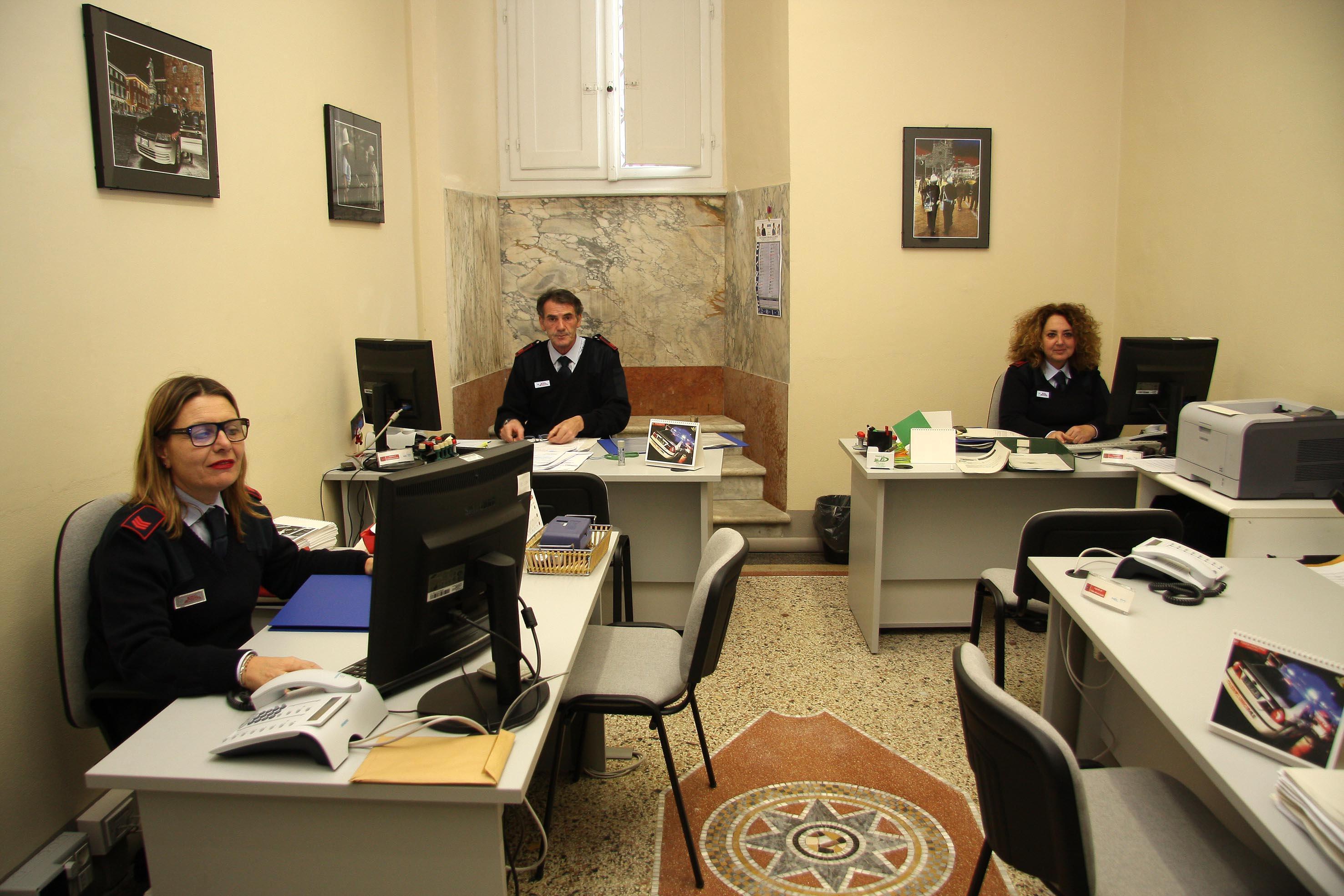 Gli uffici della polizia municipale in via Mazzini dove si è presentato il nigeriano