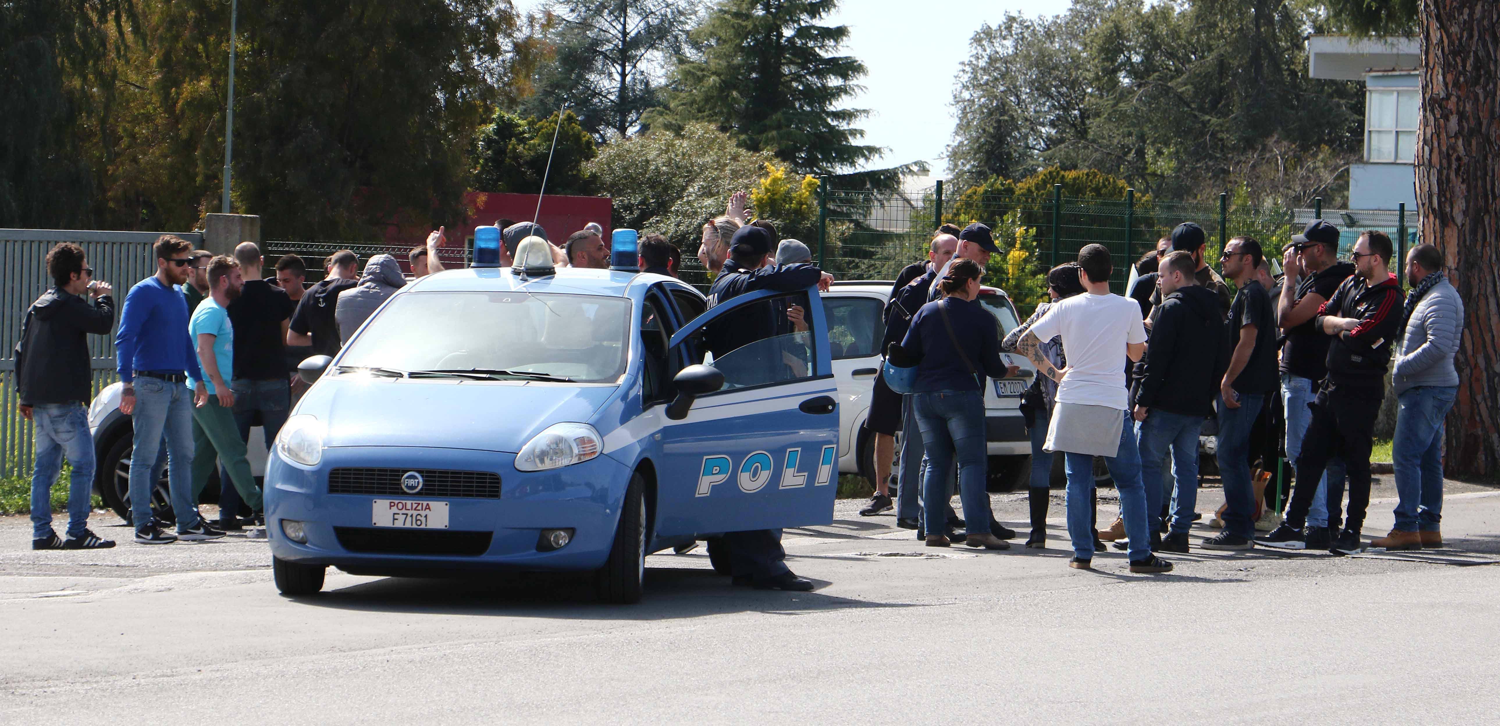 Scontri calcio, identificati tifosi del Viareggio: sequestrati petardi