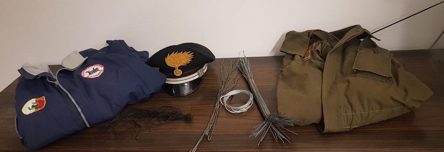 A casa di due bracconieri un arsenale di trappole e lacci 