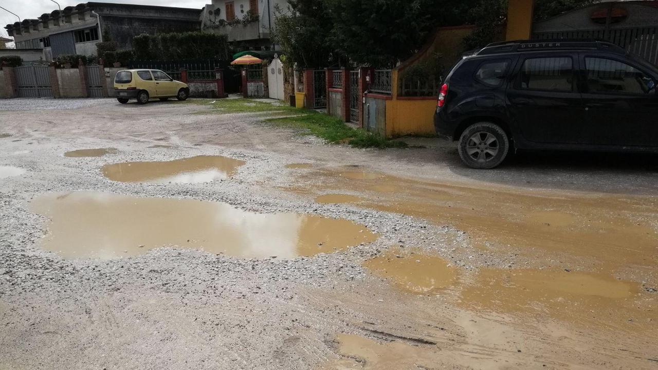 La situazione in questi giorni di pioggia in via Colombo alle Melorie