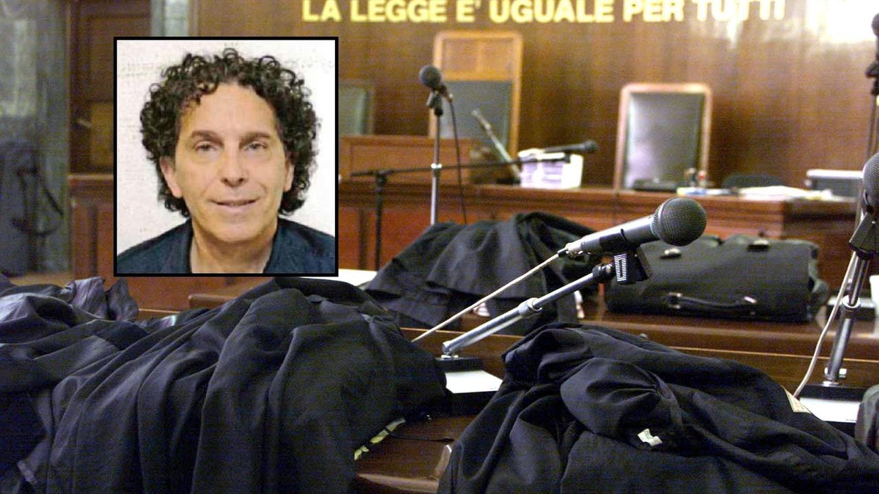 Un'aula di tribunale e nel riquadro Riccardo Di Cicco
