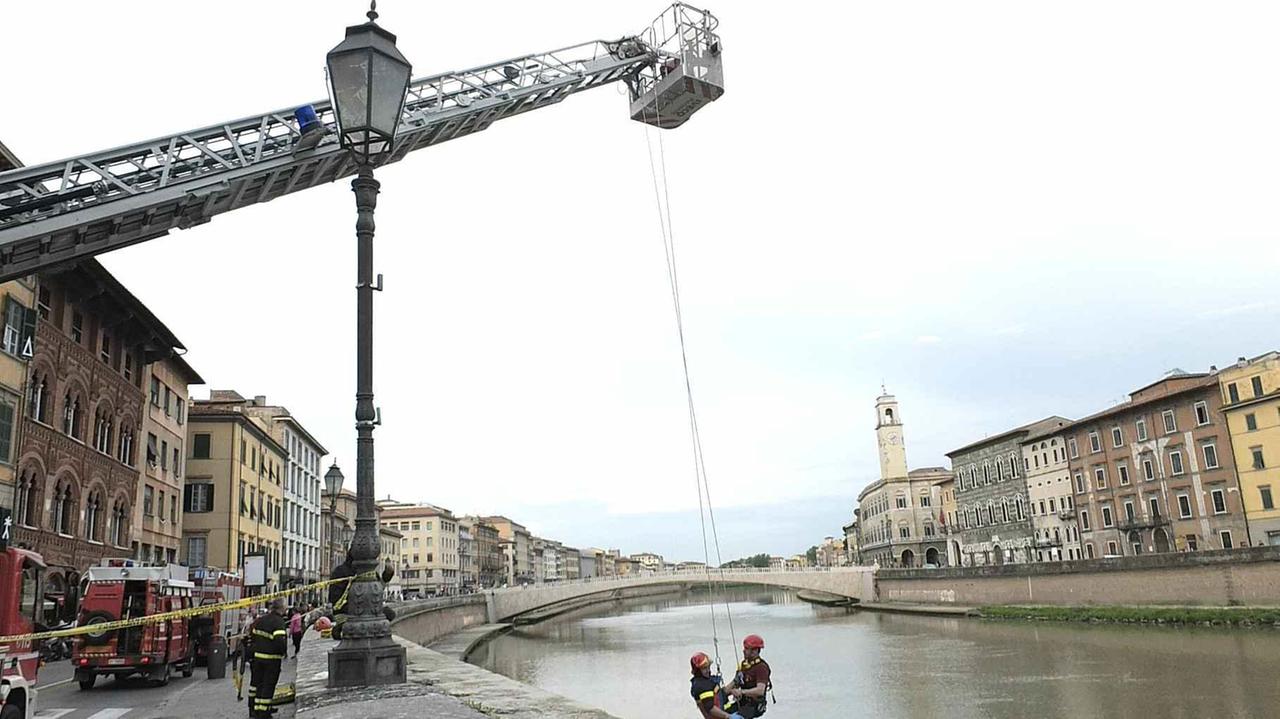 Un intervento dei vigili del fuoco dopo una caduta sul Lungarno di Pisa