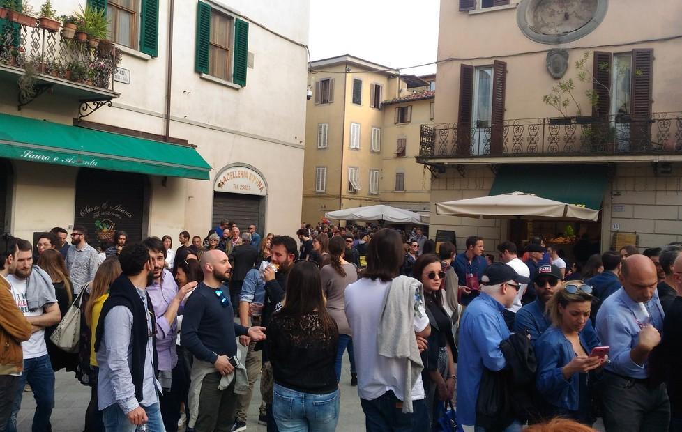 Piazza della Sala presa d’assalto dagli amanti del vino genuino