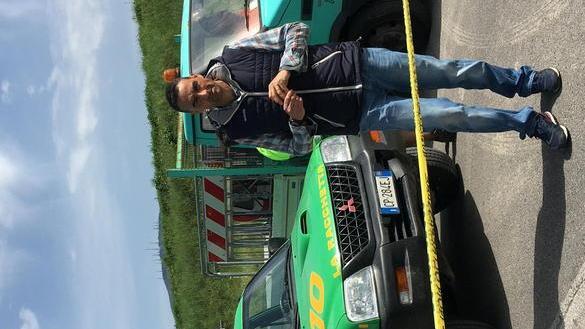 Con l’auto sfonda un muro e fugge: chiusa una strada