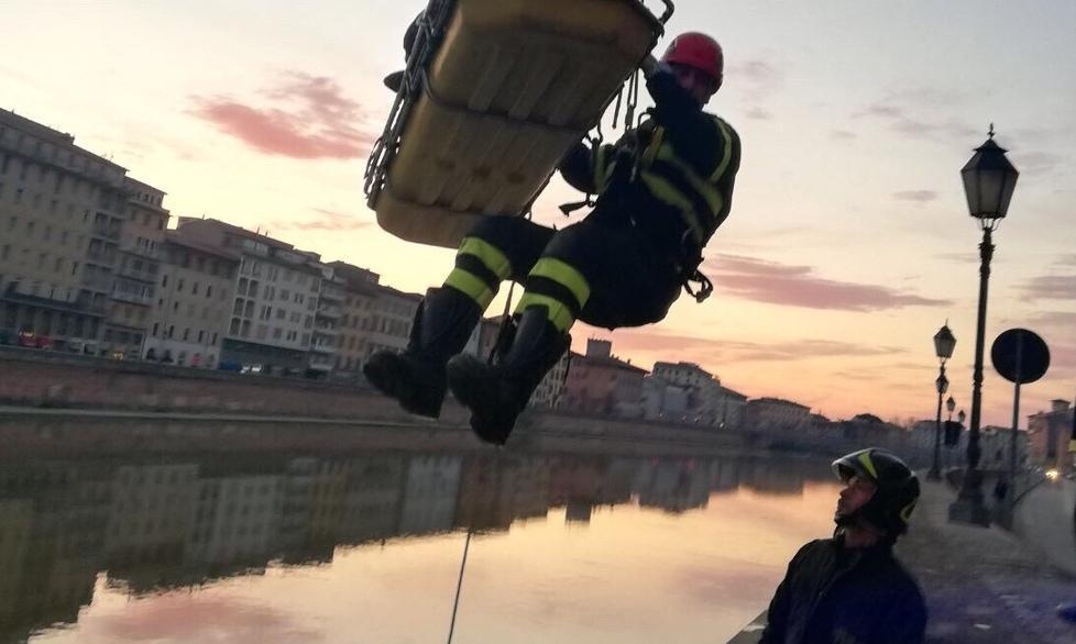 Giovane pisano vola giù dalla spalletta, ma è salvo