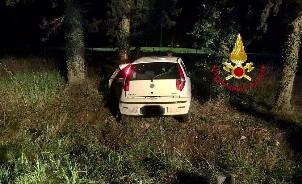 Finisce fuori strada nella notte, soccorso