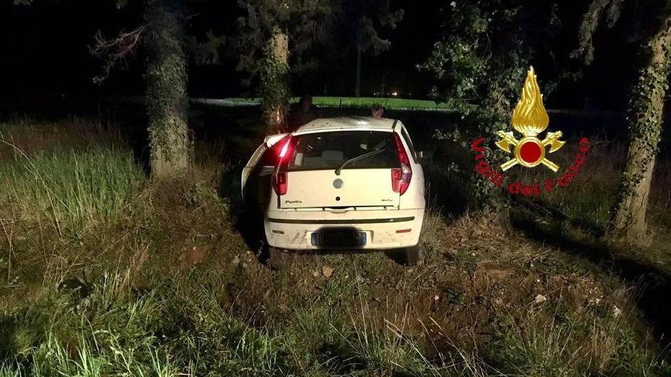 Finisce fuori strada nella notte, soccorso