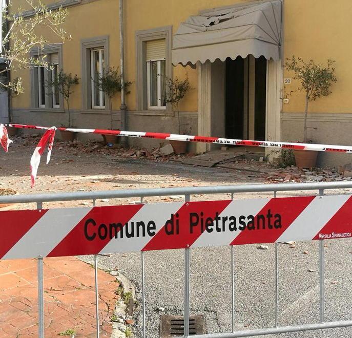 Cadono venti metri di cornicione