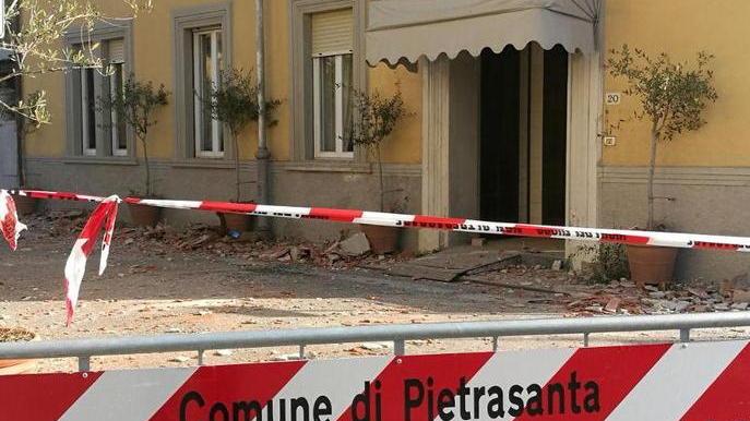 Cadono venti metri di cornicione