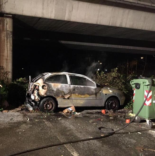 In fiamme un’auto e i giochi dei bimbi 