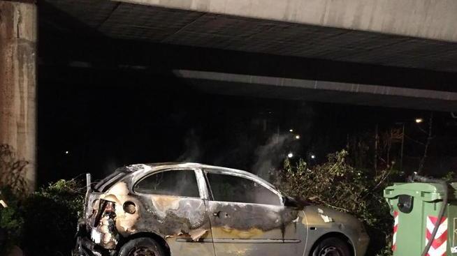 In fiamme un’auto e i giochi dei bimbi