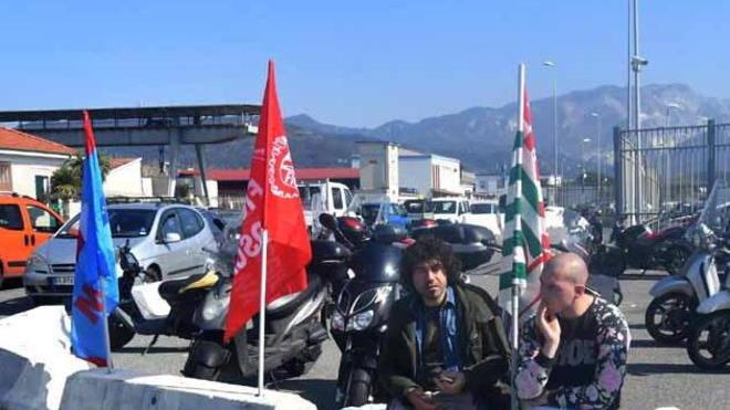 Tredici esuberi alla “Vivaldi e Cardino” continua il presidio davanti al Pignone