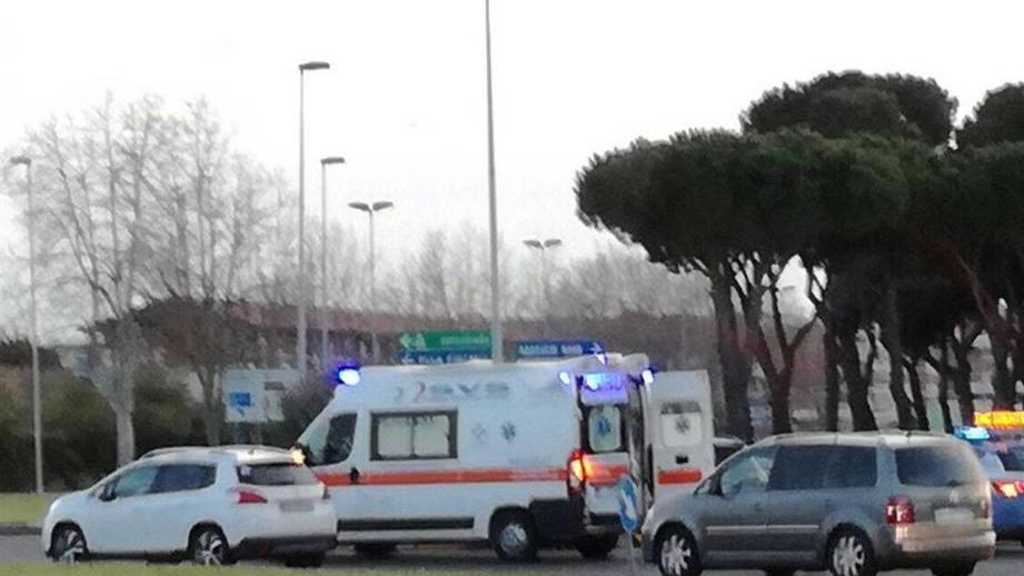 Scontro fra motorini alla rotatoria